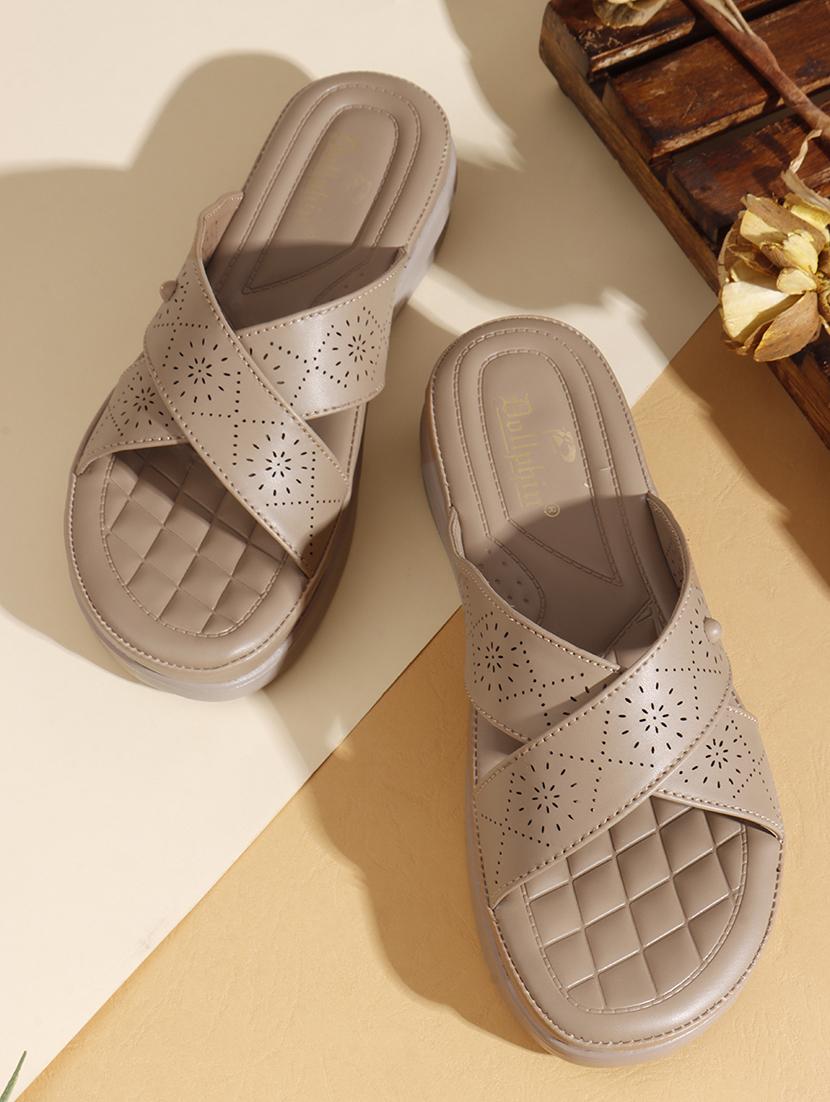 women solid slip on flats - 22013282 - Zoom Image - 0