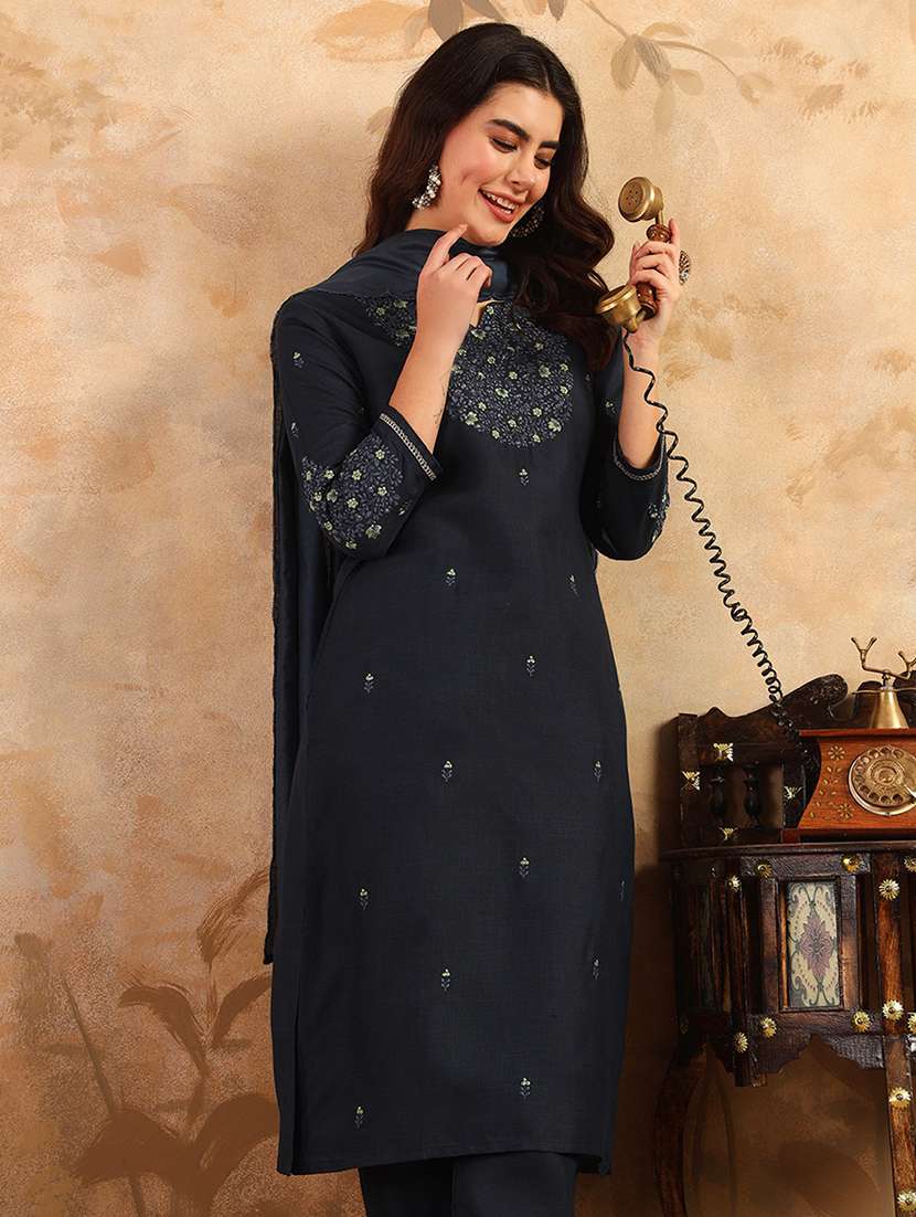 women three quarter sleeve kurta pant with dupatta set - 22014287 - Standard Image - 4