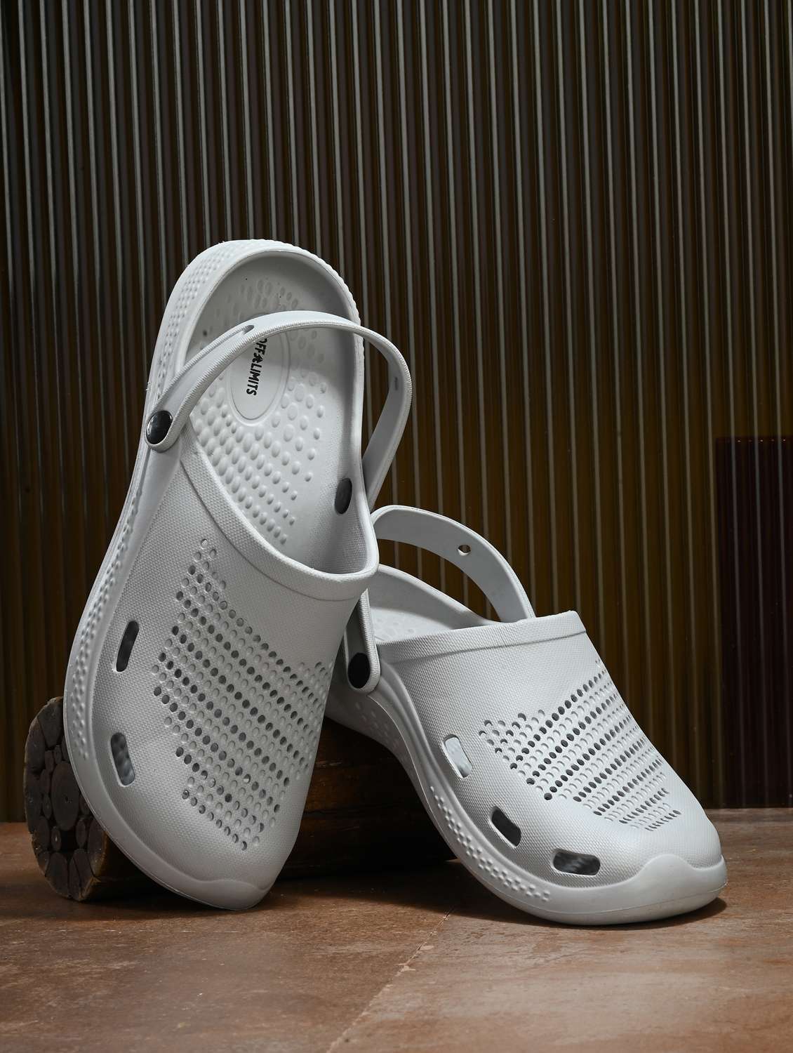men grey solid clog