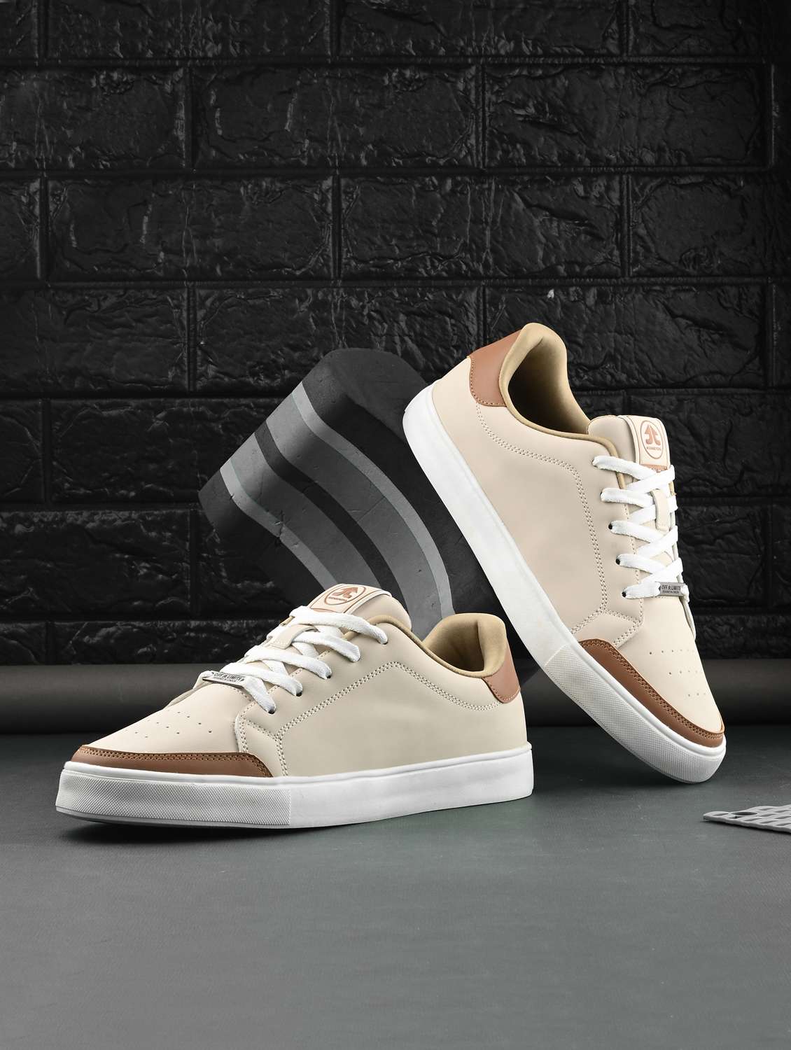 men cream lace up sneaker