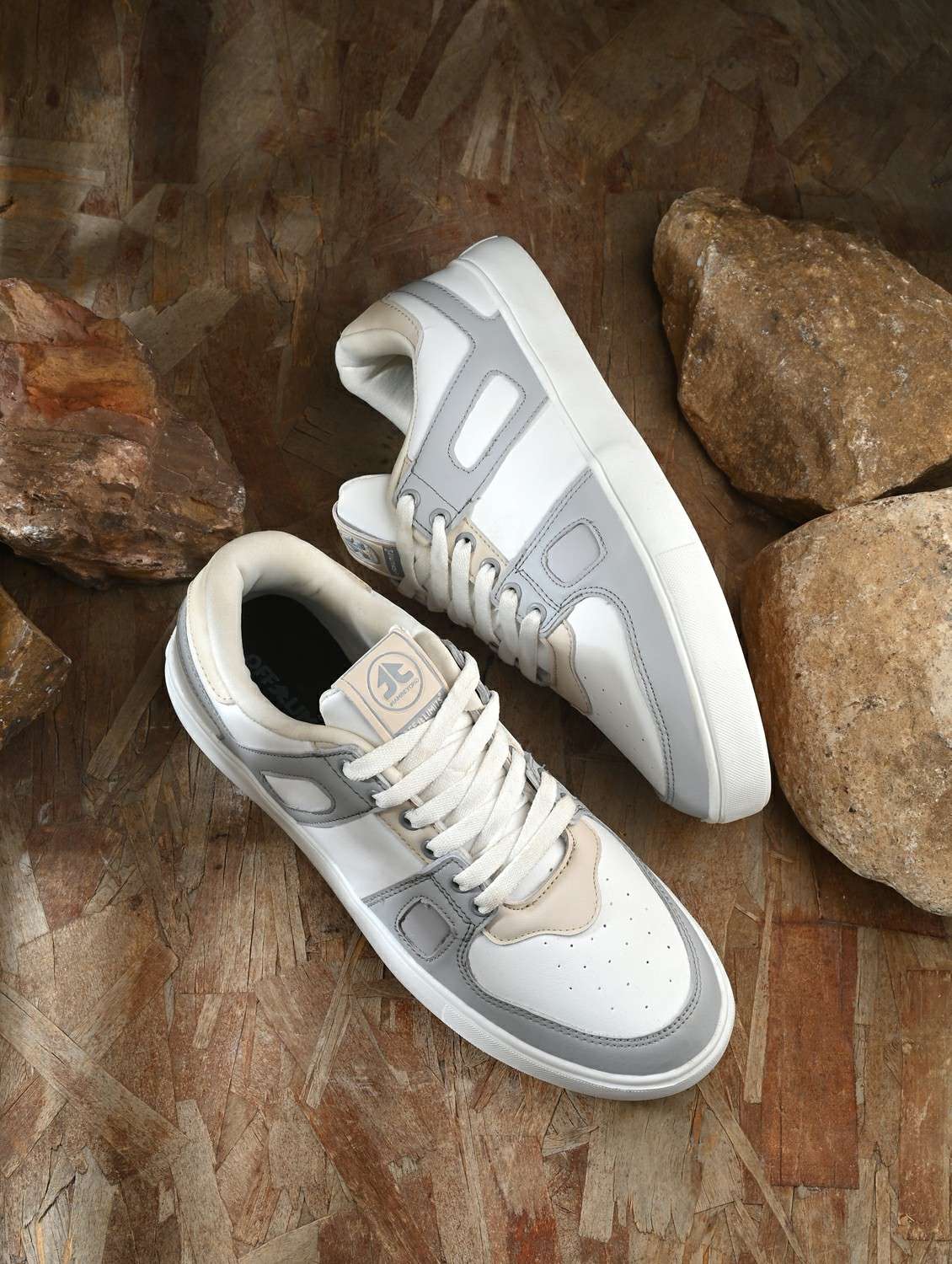 men solid white lace up sneaker