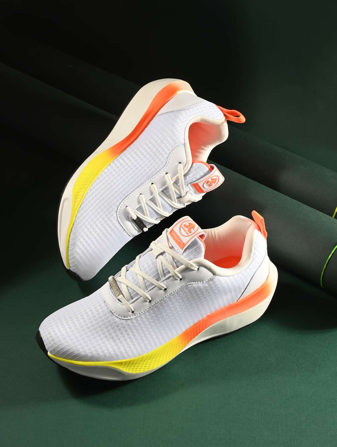 men solid white sport shoe