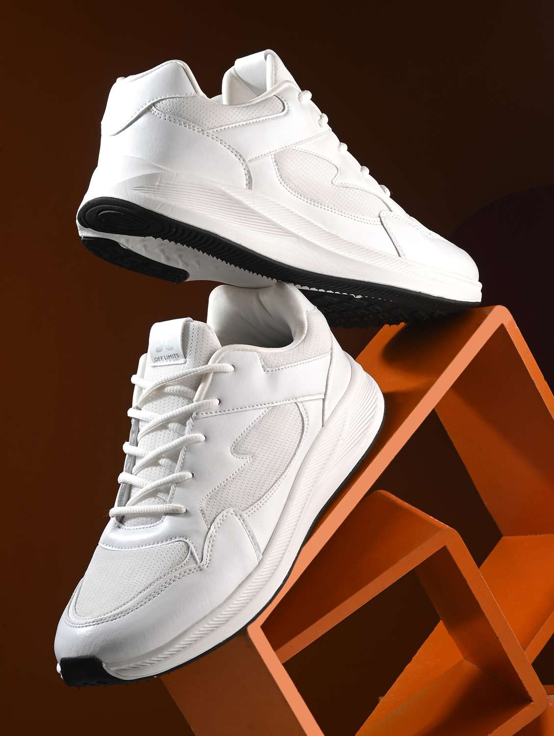 men white lace up sport shoe