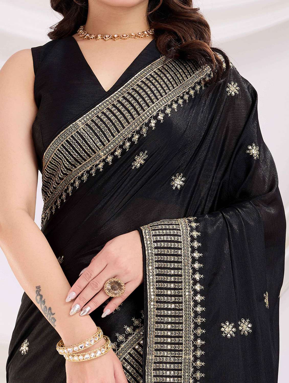women solid with work embroidered saree with blouse - 22021304 - Standard Image - 4