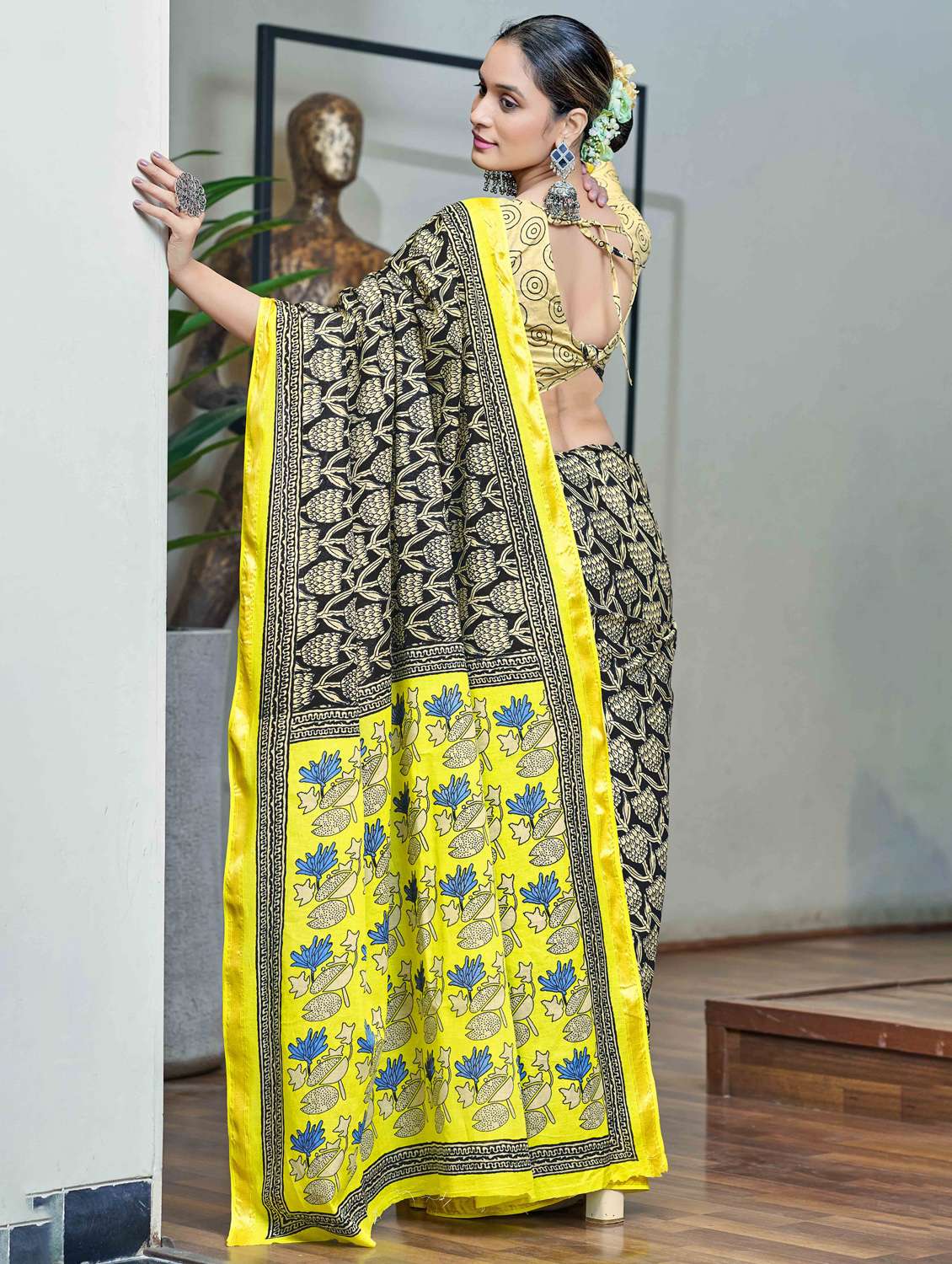 women printed casual wear saree with blouse - 22021426 -  Standard Image - 1
