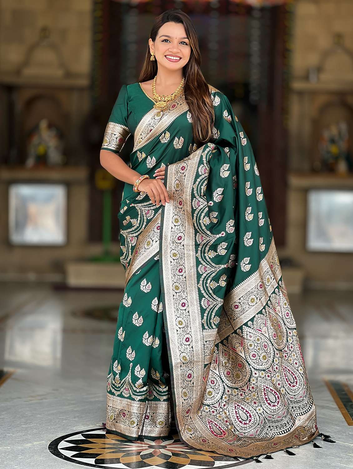 women self design banarasi saree with blouse