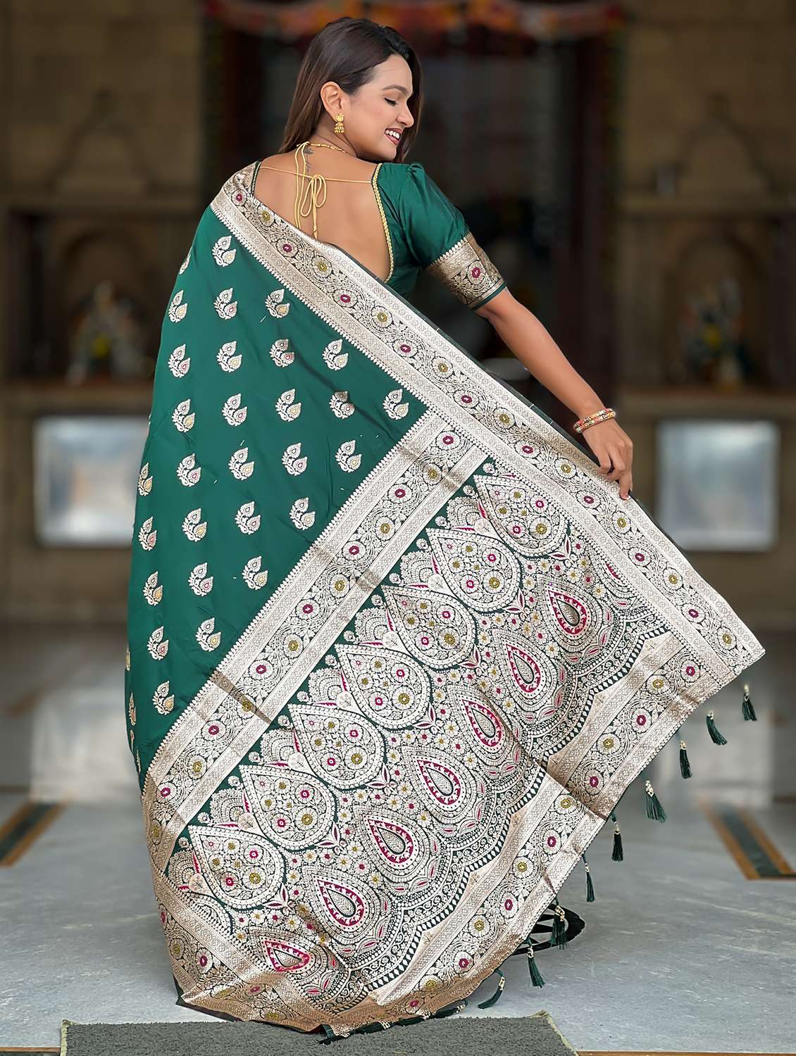 women self design banarasi saree with blouse - 22022386 -  Standard Image - 1