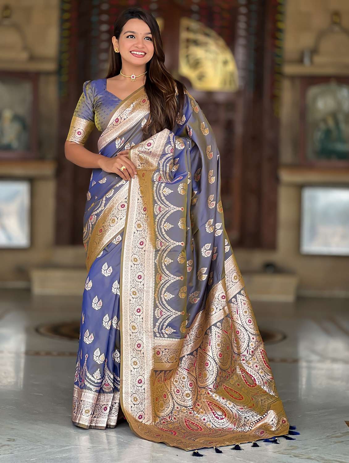 women self design banarasi saree with blouse