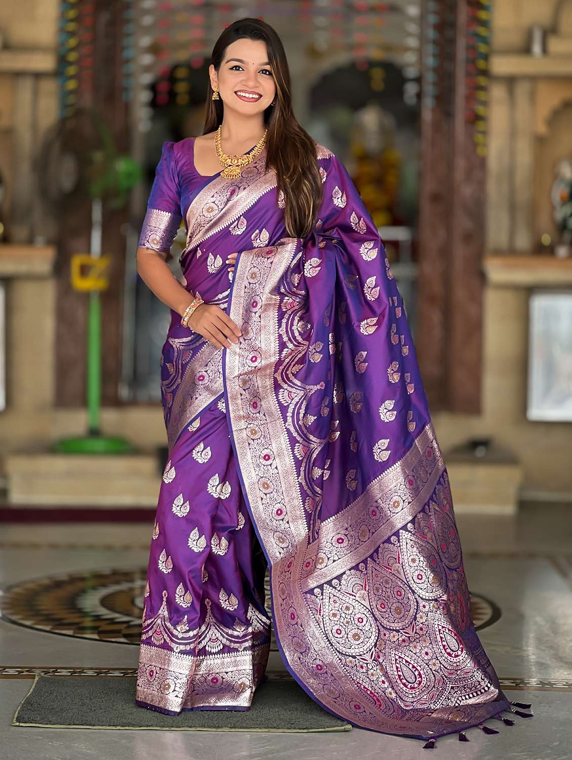 women self design banarasi saree with blouse