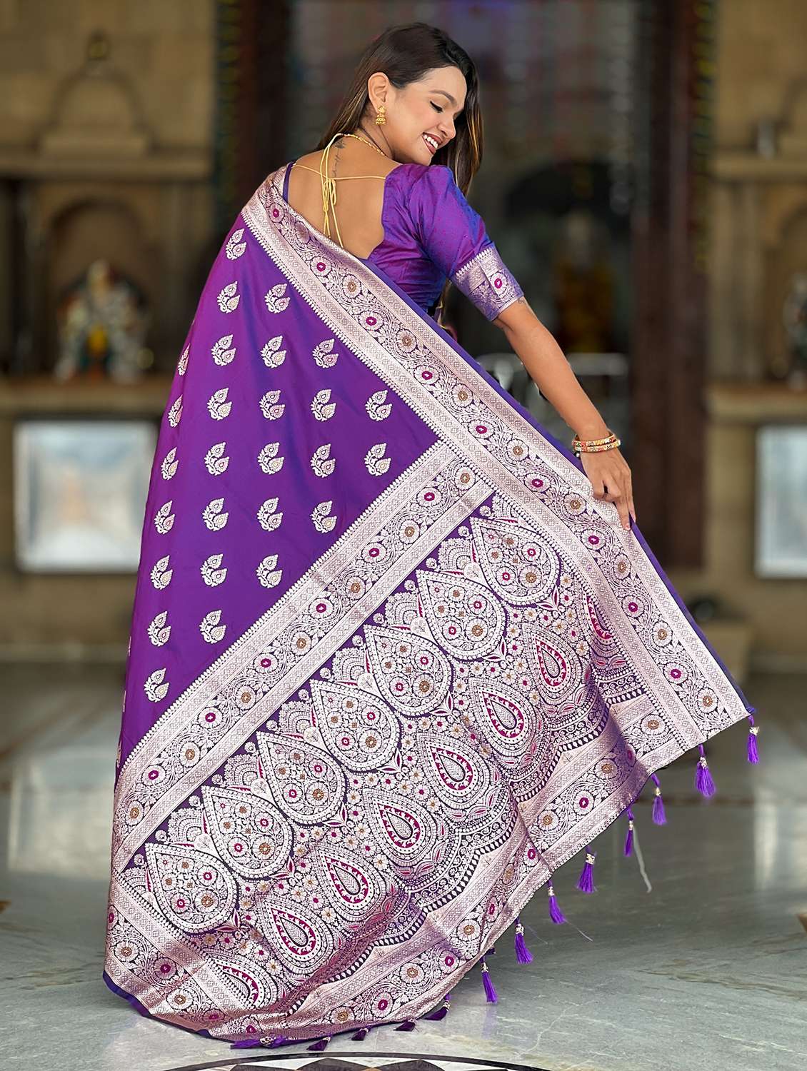 women self design banarasi saree with blouse - 22022390 - Standard Image - 4