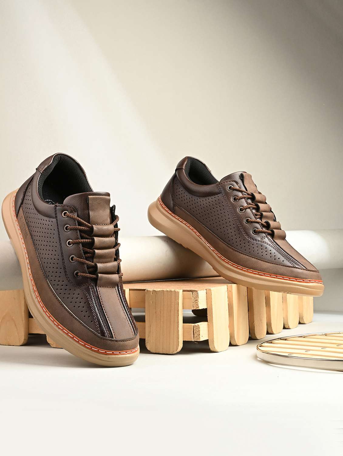 men solid brown lace up sneaker