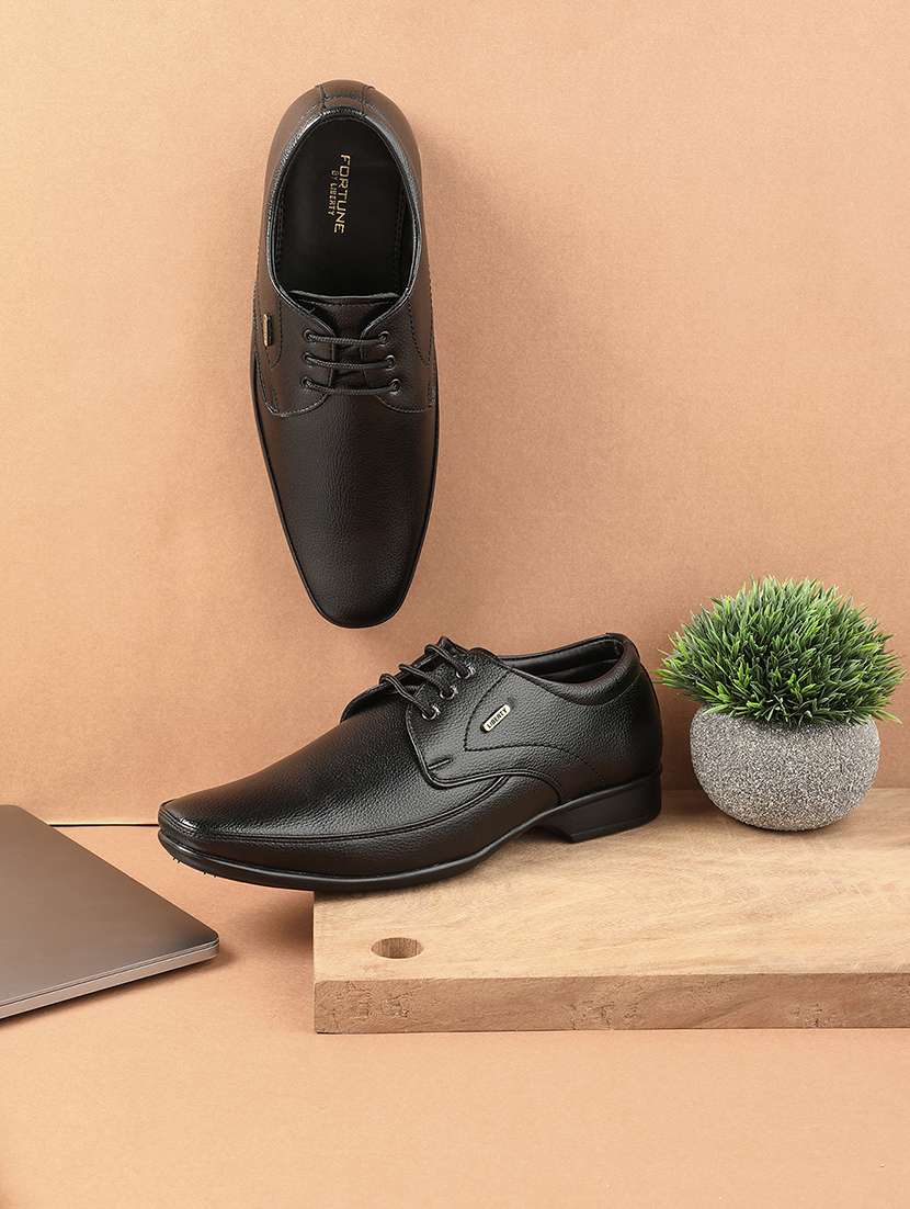 men black lace-up derby
