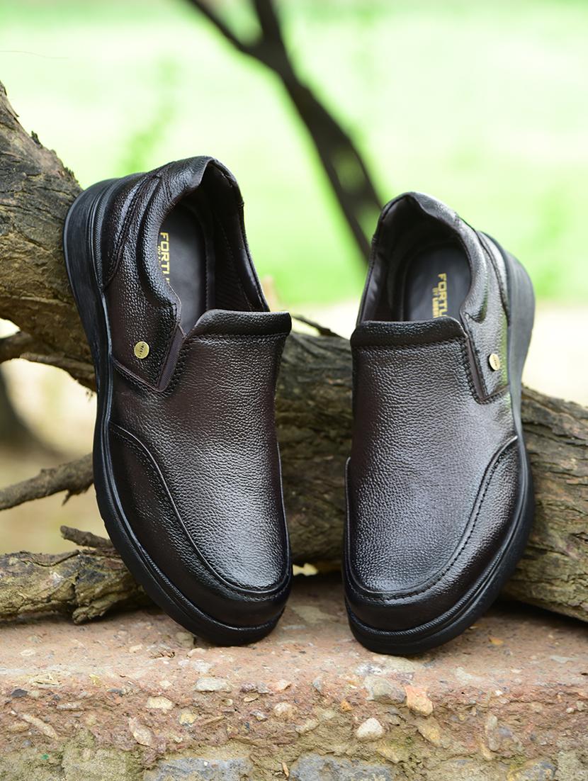 men solid slip on formal shoes - 22029255 - Zoom Image - 0