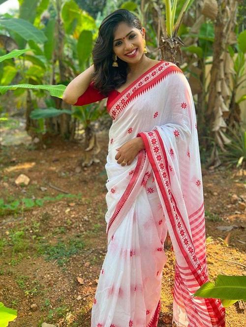 women self design handloom saree with blouse - 22029997 - Standard Image - 0
