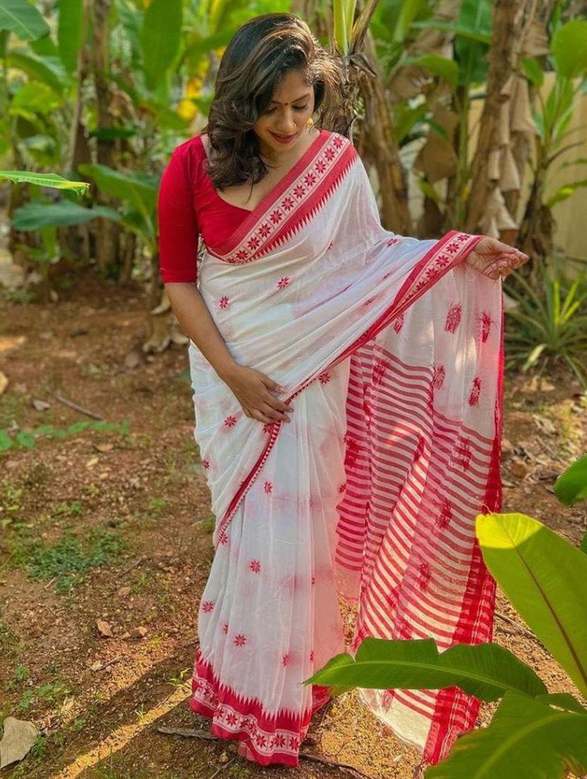 women self design handloom saree with blouse - 22029997 -  Standard Image - 1