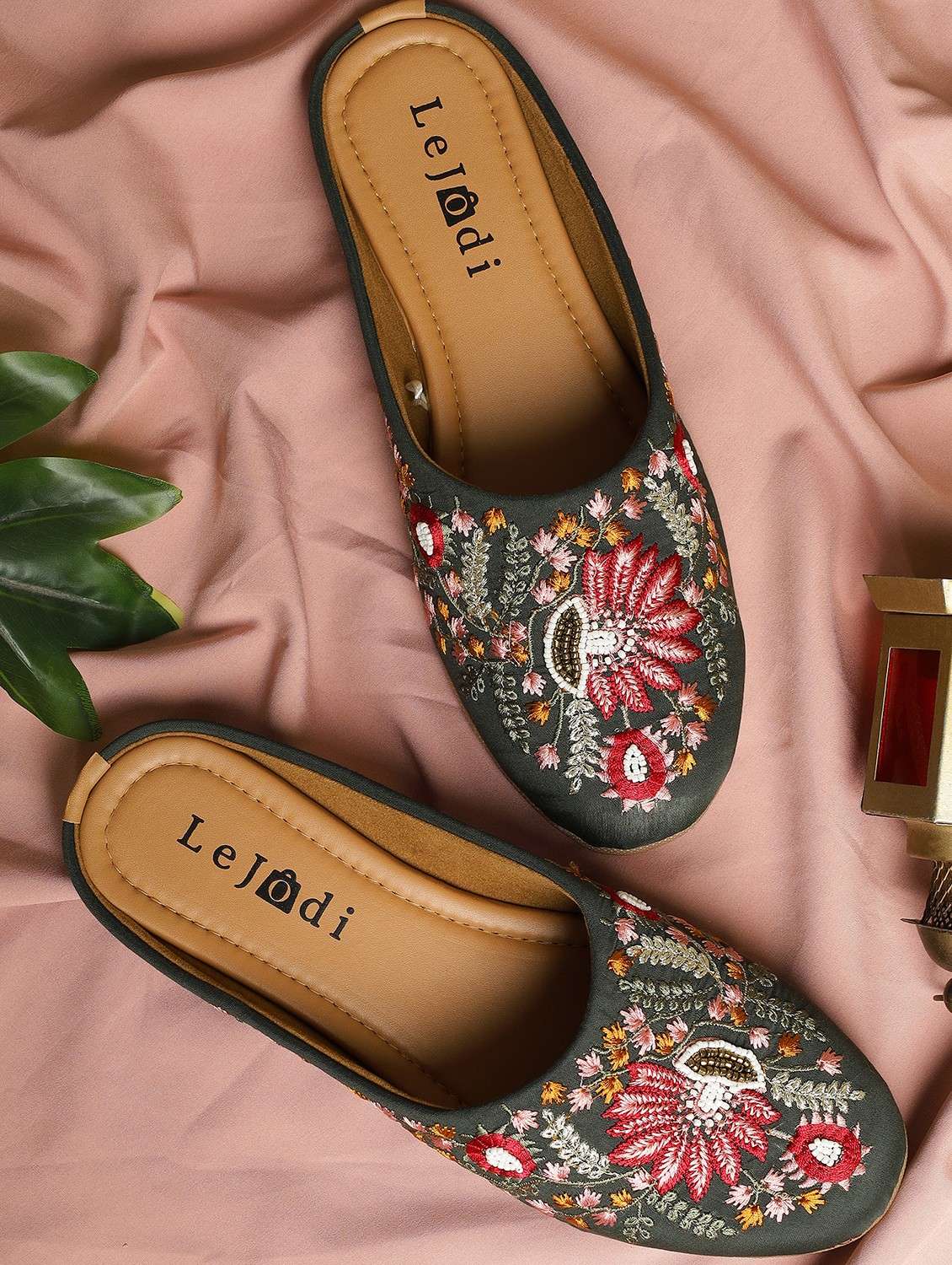 women embroidered slip on mojari