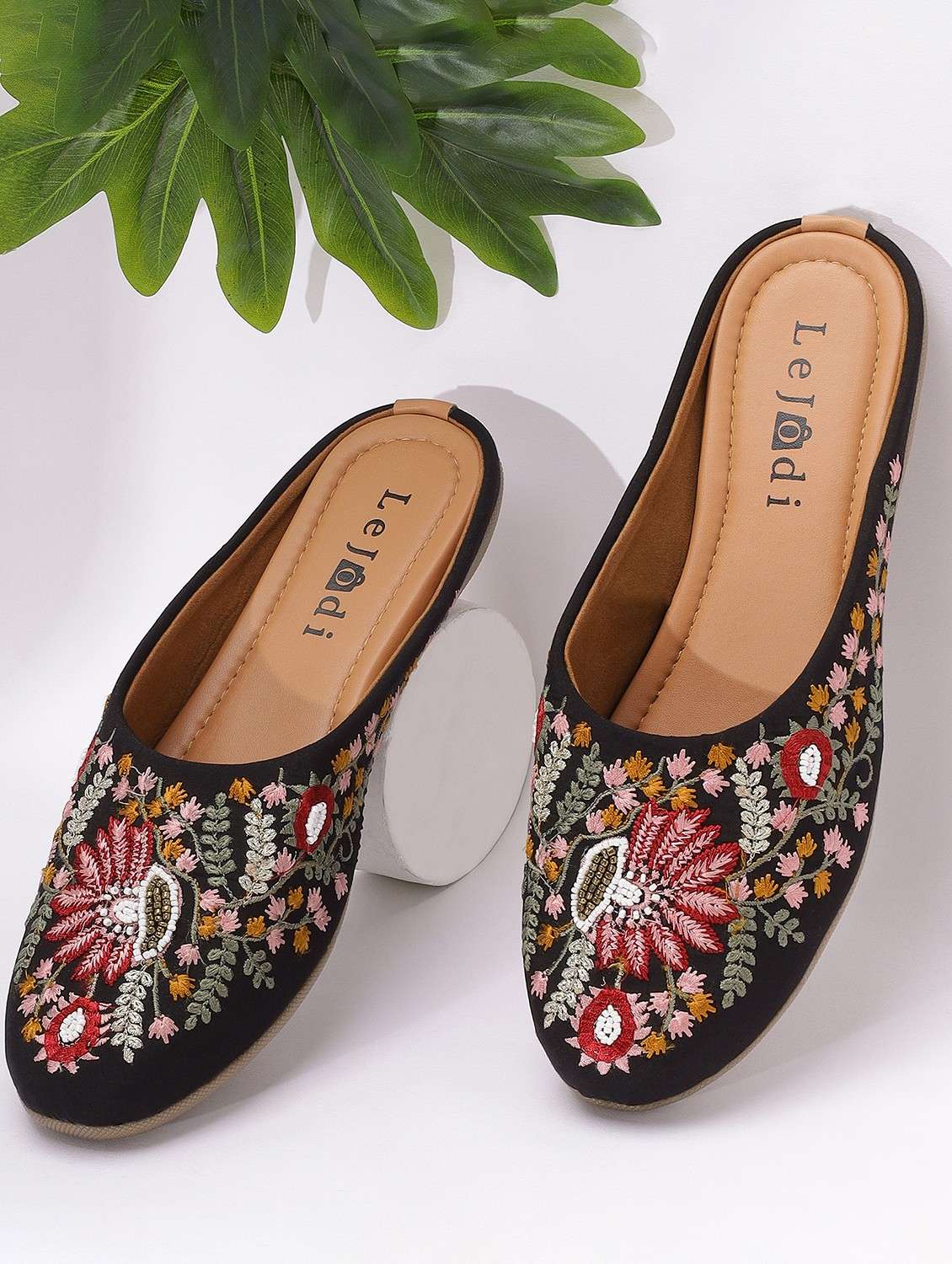 women embroidered slip on mojari