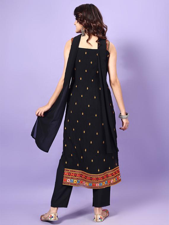 women embroidered sleeveless kurta pant with dupatta set - 22030992 - Standard Image - 4