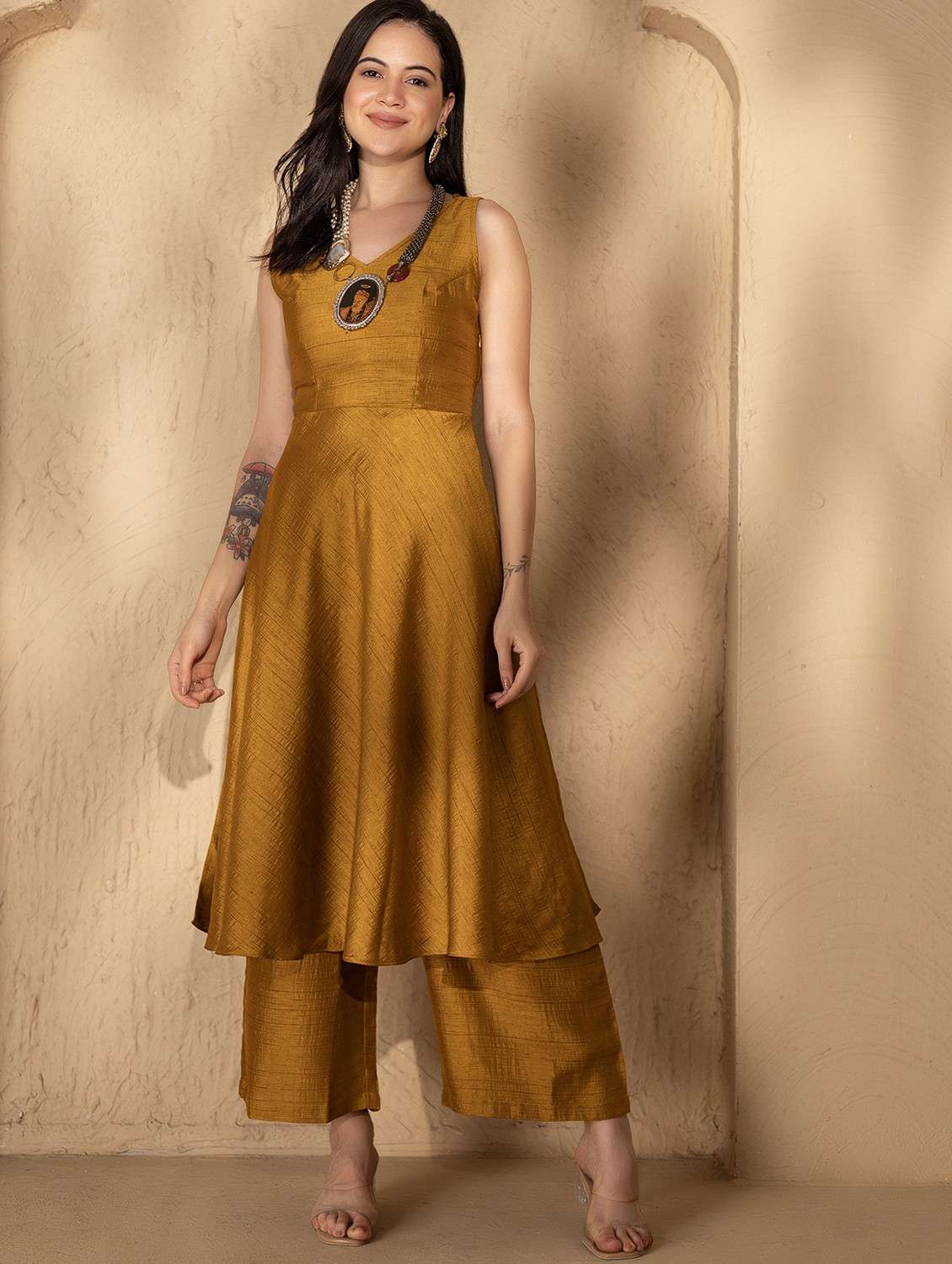 women solid backless kurta and palazzo set - 22035106 -  Standard Image - 1