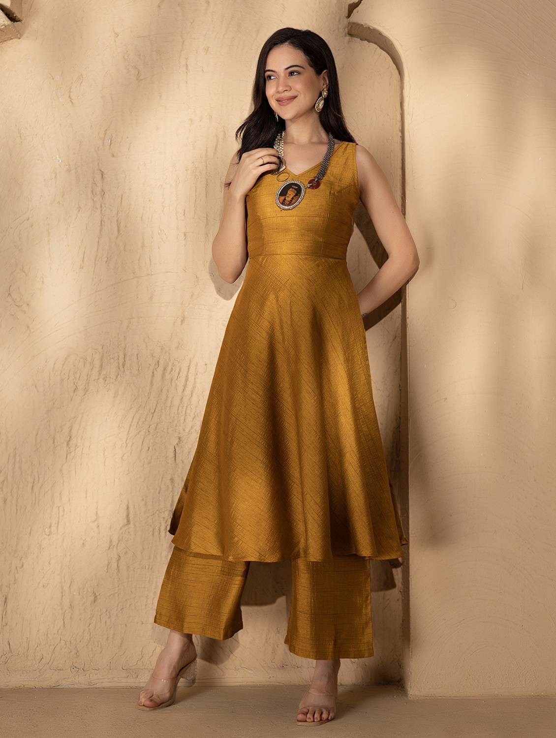 women solid backless kurta and palazzo set - 22035106 -  Standard Image - 4
