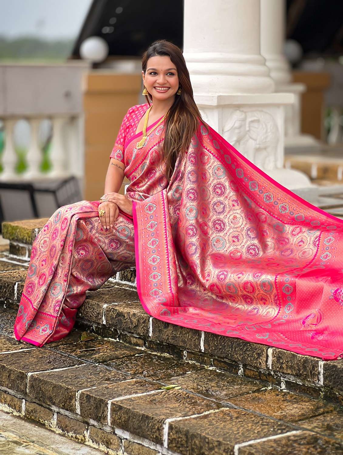 women self design banarasi saree with blouse - 22036582 - Standard Image - 4