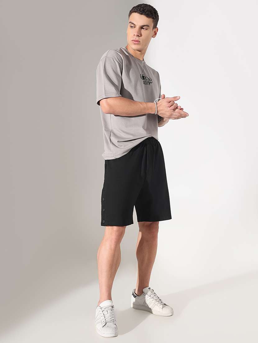men solid mid rise regular fit shorts - 22037865 - Standard Image - 4