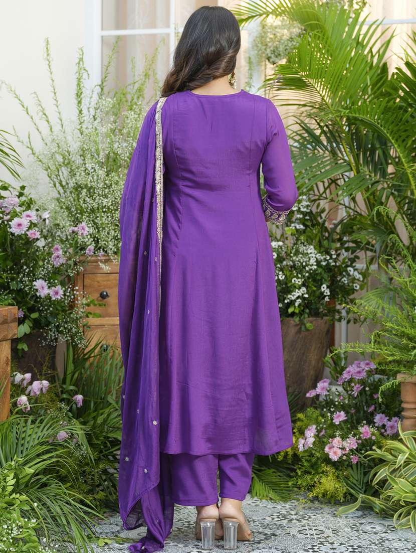 women embroidered kurta and pant with dupatta set - 22039770 - Standard Image - 4