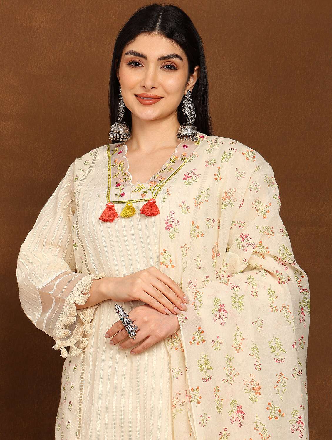 women embroidered kurta and pant with dupatta set - 22039779 - Standard Image - 4