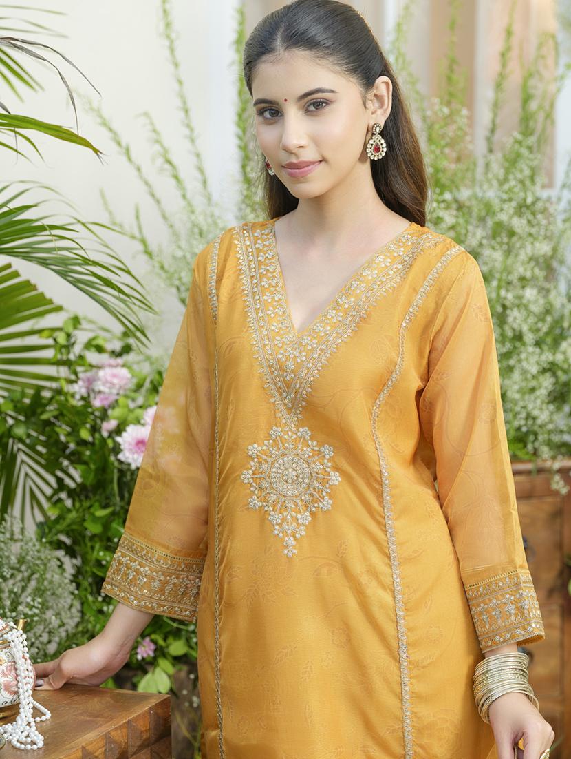 women embroidered kurta and pant with dupatta set - 22039791 - Standard Image - 4