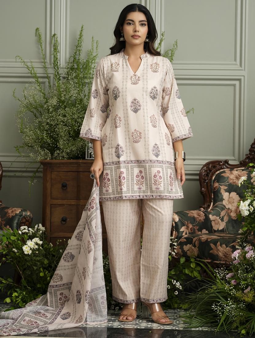 women peinted kurta and pant with dupatta set - 22039794 - Standard Image - 4