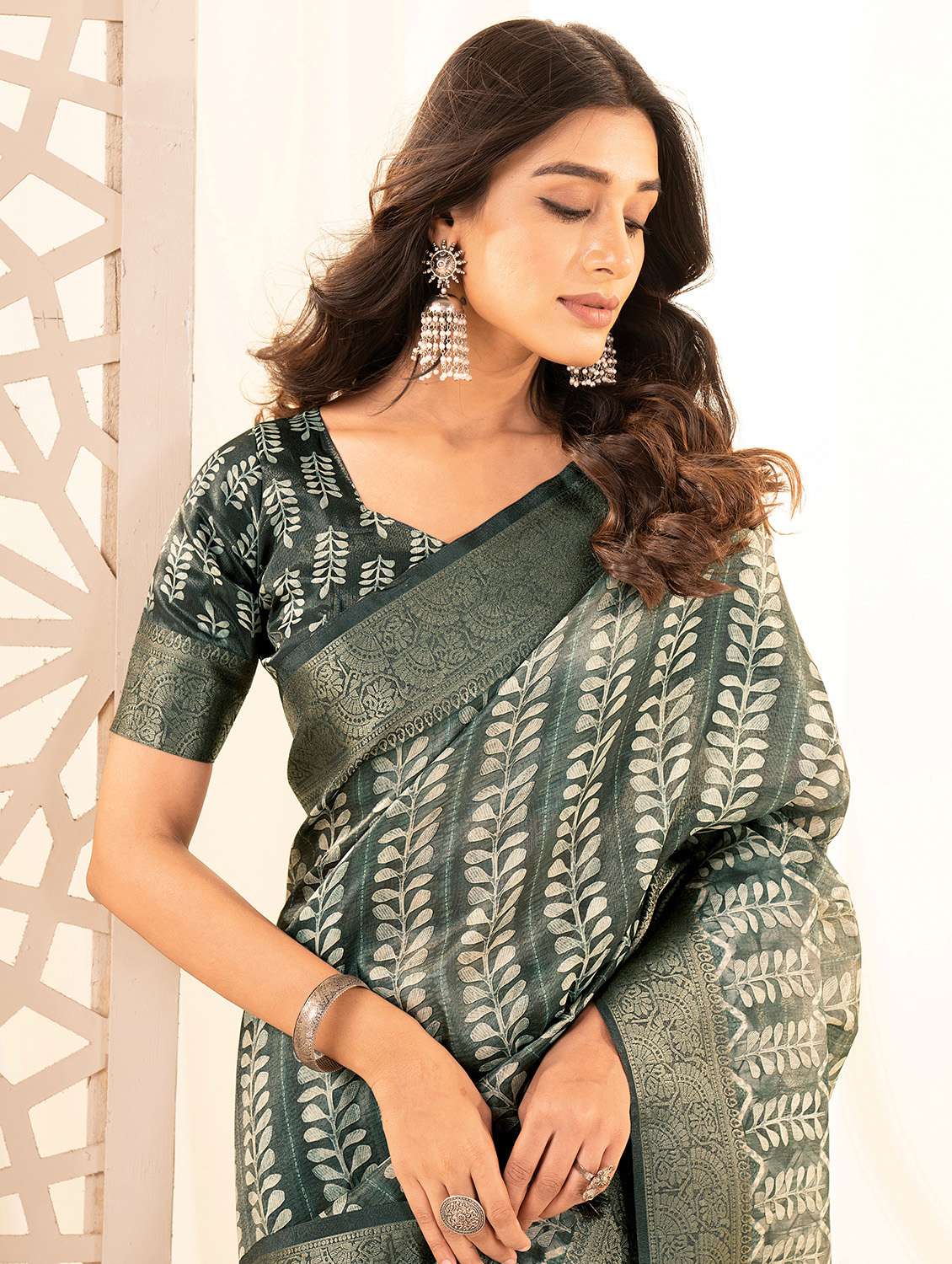 women printed bordered saree with blouse - 22041067 -  Standard Image - 1