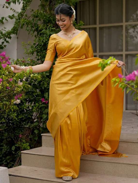 women self design banarasi saree with blouse
