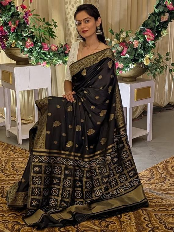 women self design banarasi saree with blouse - 22041114 - Standard Image - 1