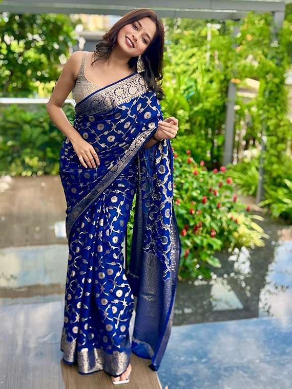 women self design banarasi saree with blouse - 22041446 - Standard Image - 1