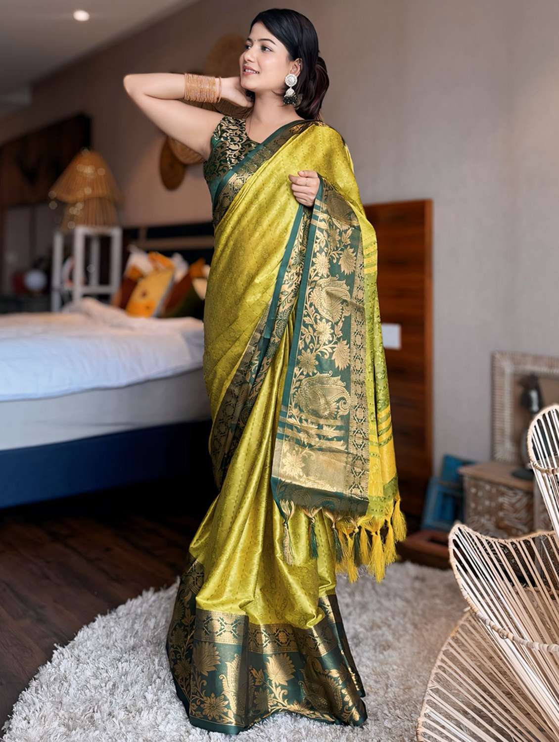 women self design bordered saree with blouse - 22041453 - Standard Image - 1