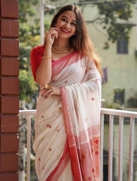 women self design handloom saree with blouse - 22041478 - Standard Image - 1