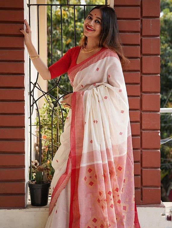women self design handloom saree with blouse - 22041478 - Standard Image - 4
