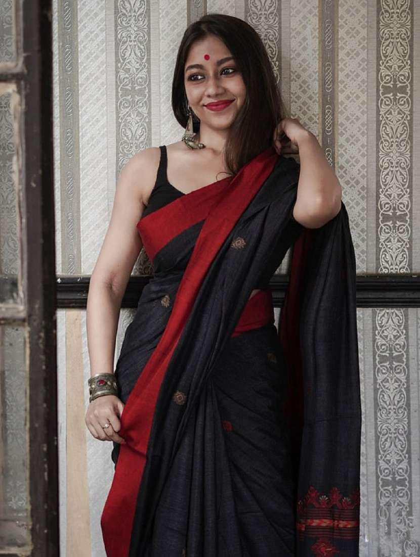 women self design handloom saree with blouse - 22041479 - Standard Image - 4