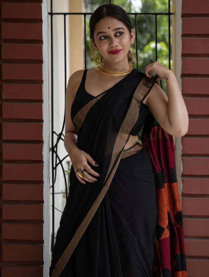 women solid with bordered handloom saree with blouse - 22041480 - Standard Image - 4