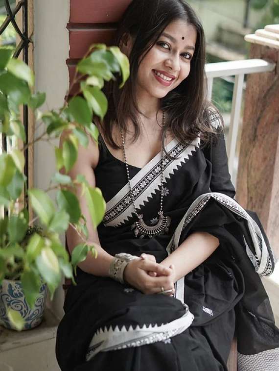 women self design handloom saree with blouse - 22041482 -  Standard Image - 4