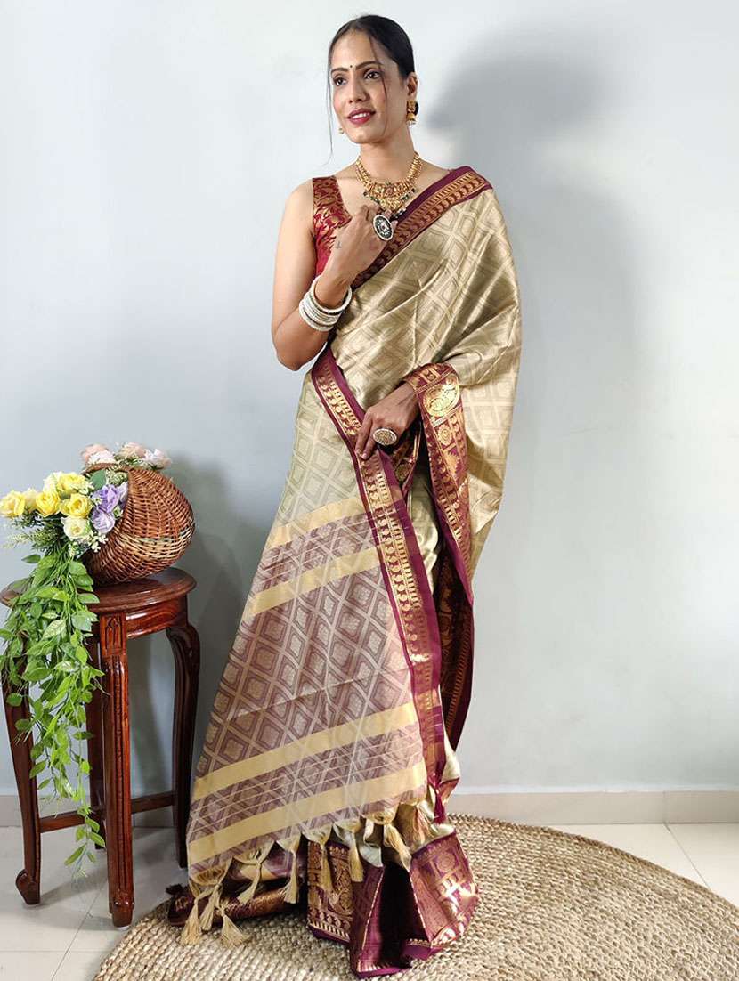 women self design bordered saree with blouse - 22041492 - Standard Image - 4