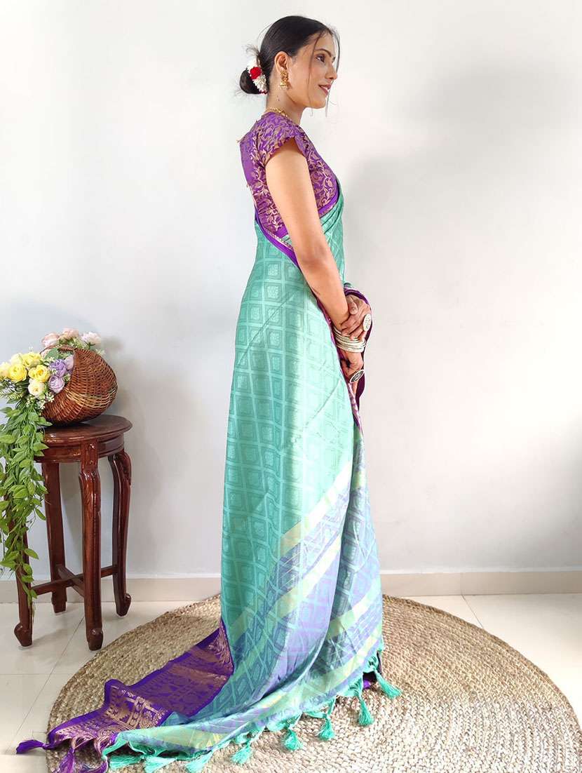 women self design bordered saree with blouse - 22041499 - Standard Image - 4