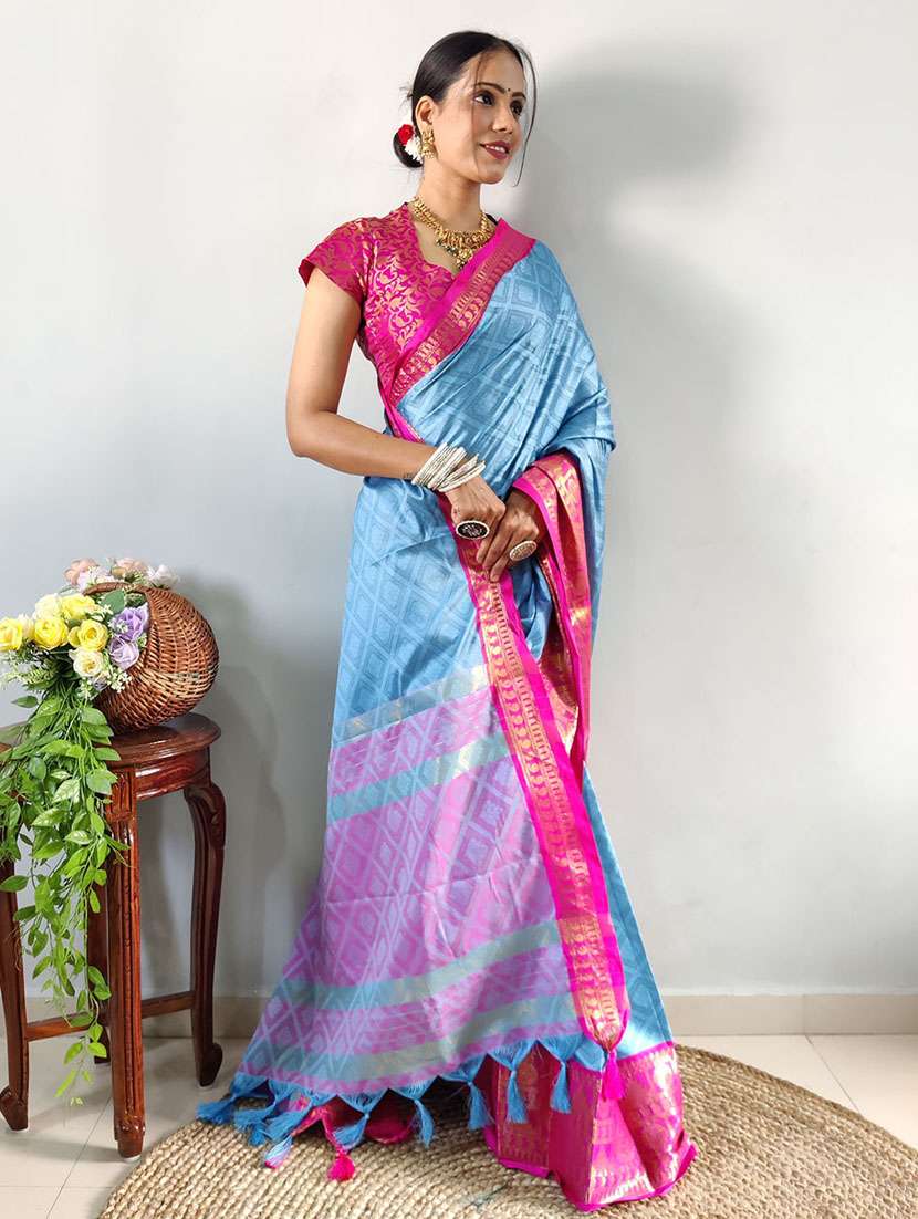 women self design bordered saree with blouse - 22041500 - Standard Image - 4