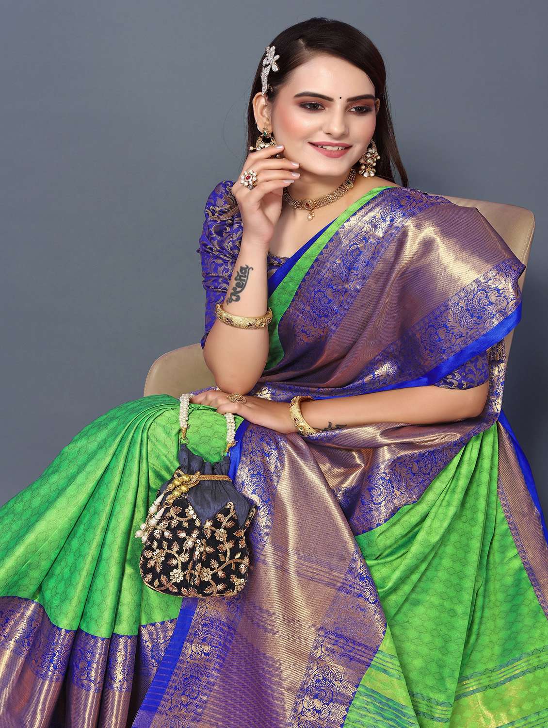 women self design bordered saree with blouse - 22041521 - Standard Image - 4