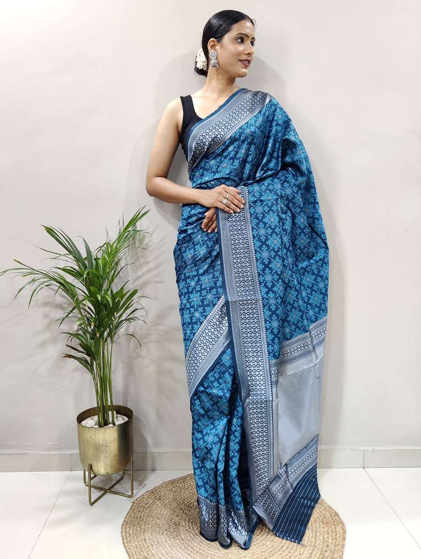 women self design banarasi saree with blouse - 22041537 - Zoom Image - 0