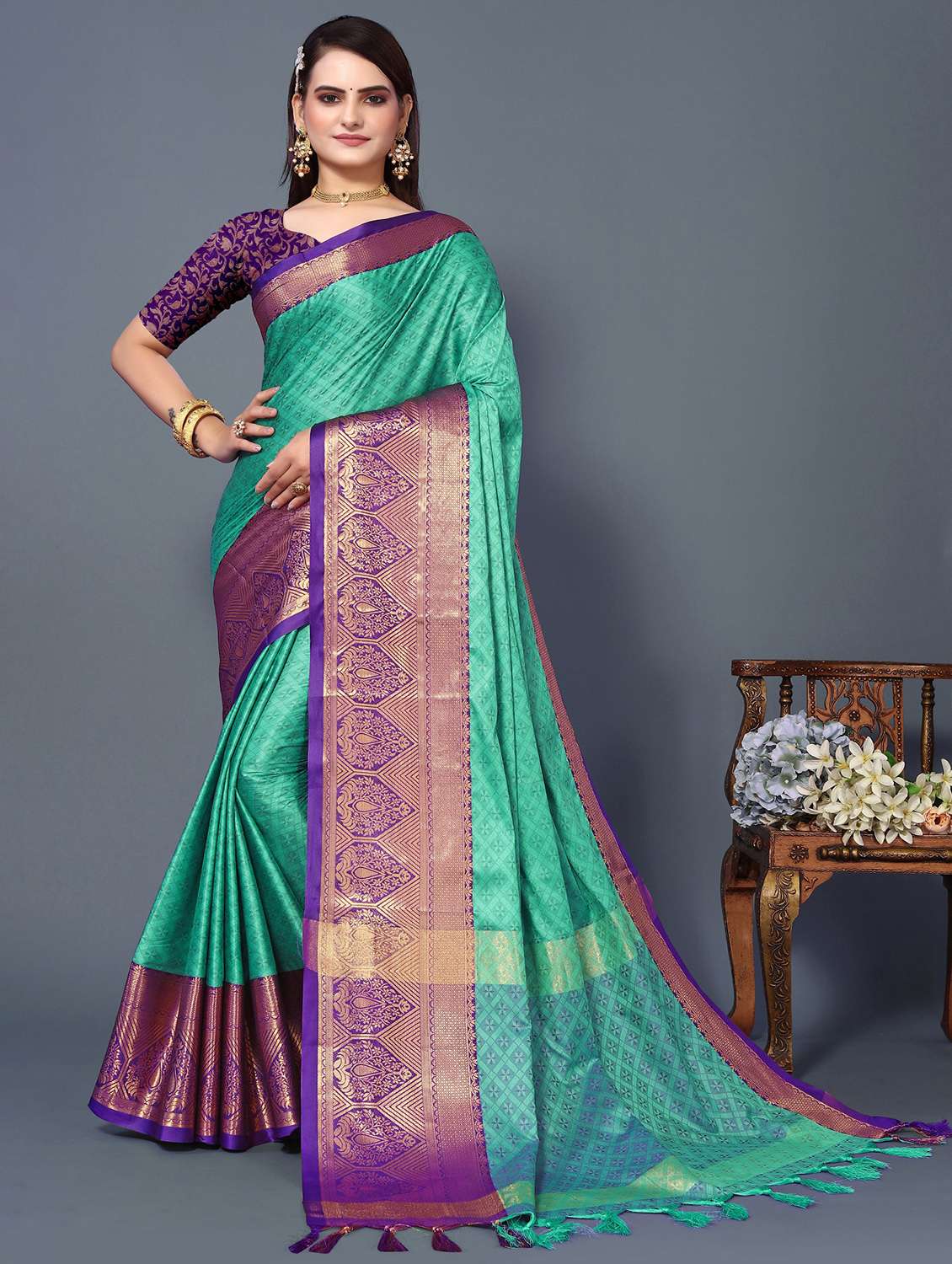 women self design bordered saree with blouse