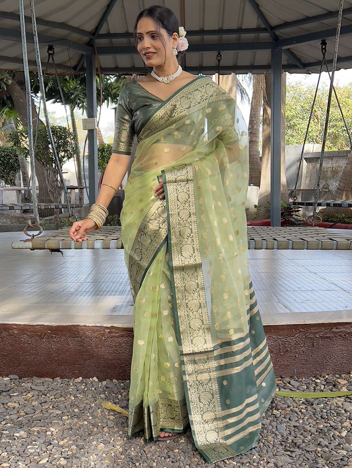 women self design bordered saree with blouse - 22041608 -  Standard Image - 1