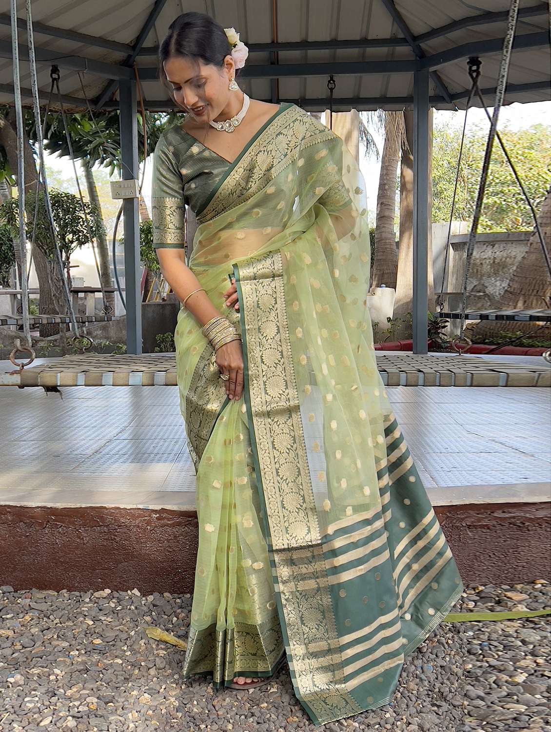 women self design bordered saree with blouse - 22041608 - Standard Image - 4