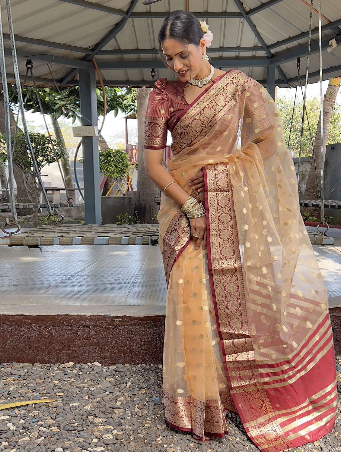 women self design bordered saree with blouse - 22041609 - Standard Image - 4