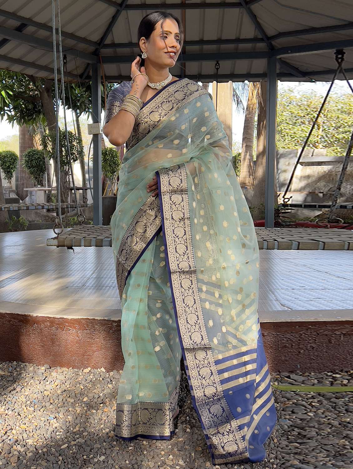 women self design bordered saree with blouse - 22041612 - Standard Image - 4